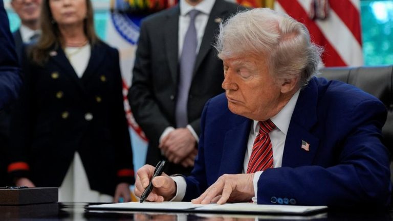 Amarah Trump: Tarif Impor 50% untuk Uni Eropa, Ancaman 25% pada iPhone Apple