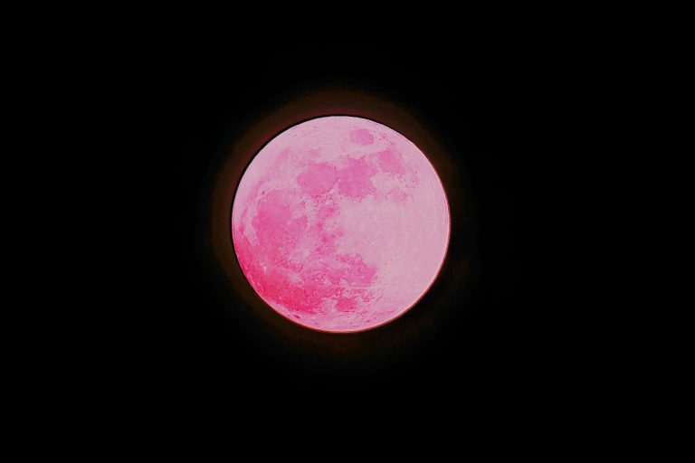 Fenomena Strawberry Moon 2025: Keajaiban Bulan Merah Jambu yang Mengagumkan
