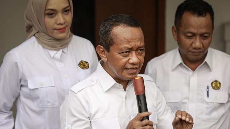 Bahlil Hentikan Sementara Operasi Tambang Nikel di Raja Ampat, Janji Turun Lapangan