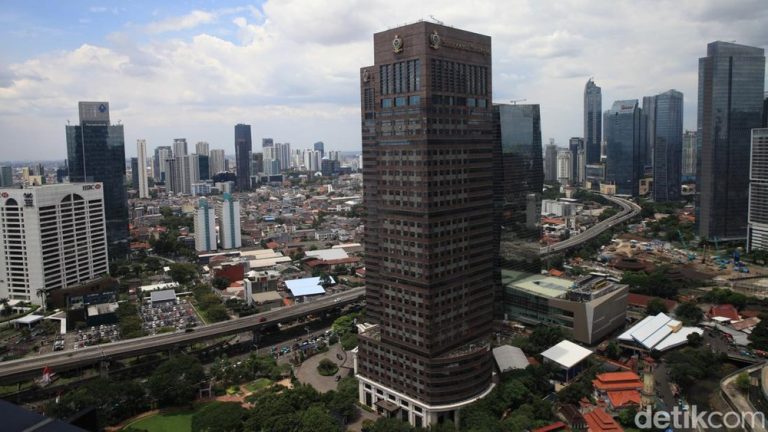 Ancaman Impor Tak Terkendali: Bayang-Bayang Ekonomi 8% dan Nasib Industri Lokal