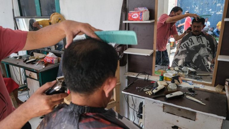 H-1 Idul Adha: Kios Cukur Rambut di Kendari Kebanjiran Pelanggan, Omzet Melonjak Dua Kali Lipat