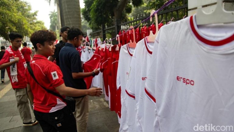 Demam Garuda: Pedagang Suvenir GBK Raup Untung Jelang Laga Indonesia vs China